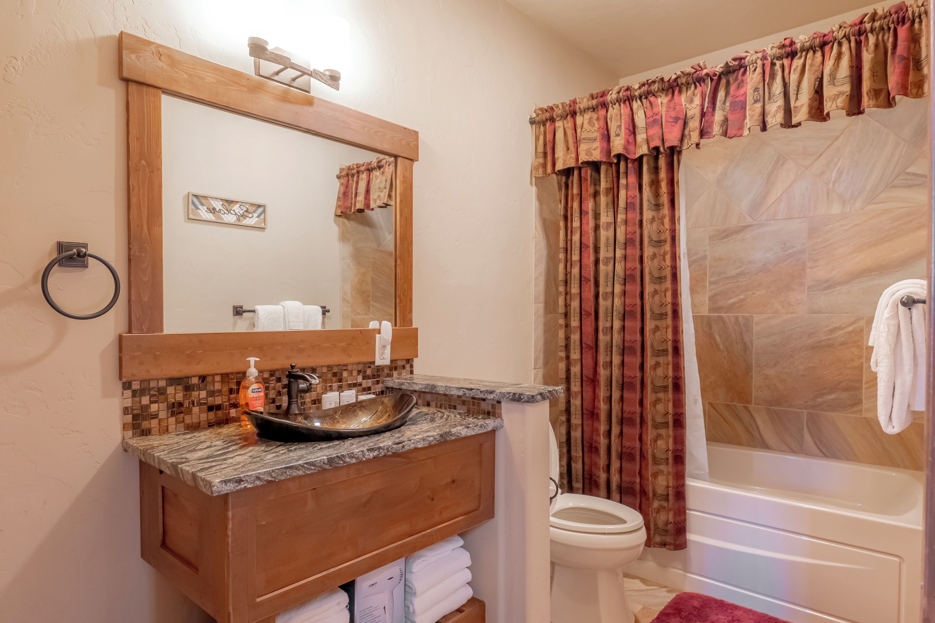 Trailside Lodge: Indoor Putting Green, Hot Tub, Ski, Fish