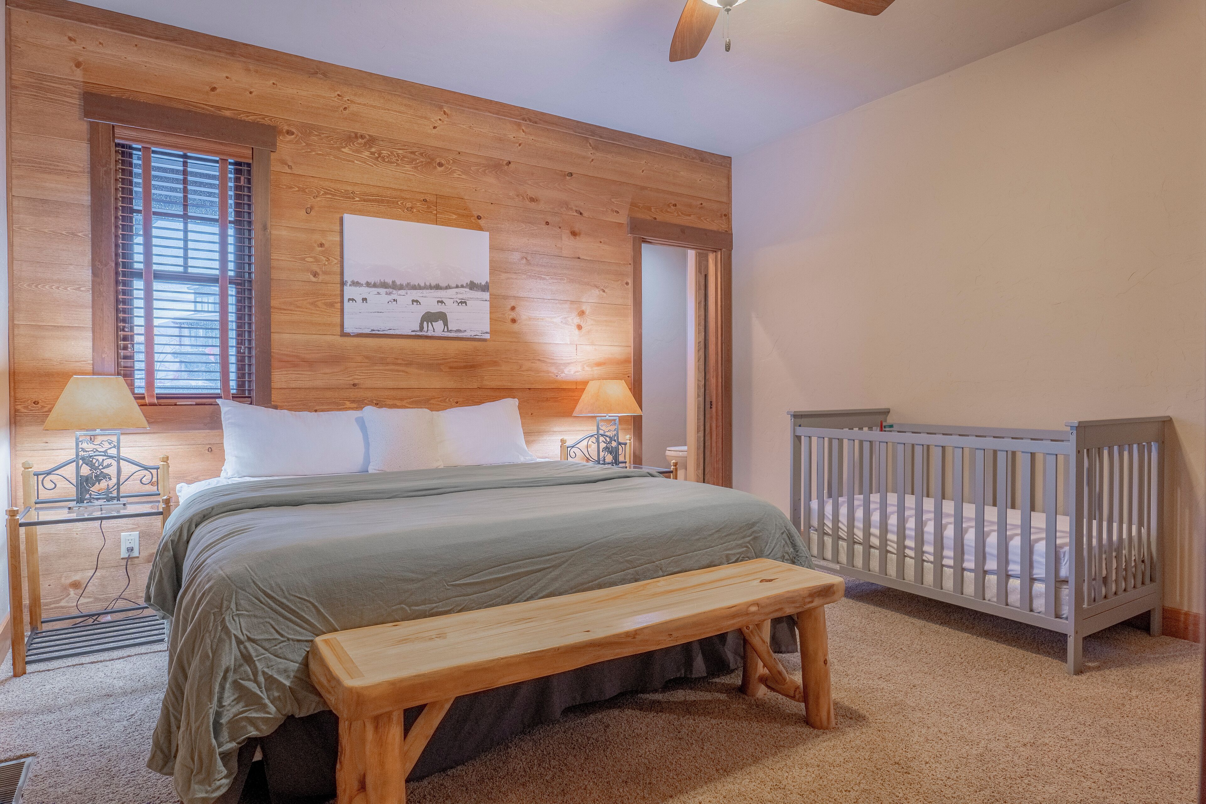 激安/新作 Trailside Lodge: Indoor Putting Green, Hot Tub, Ski, Fish アウトドア寝具