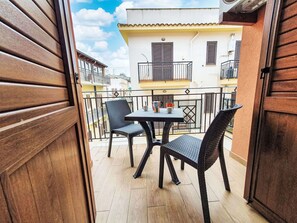 Table, Propriété, Bâtiment, Ciel, Fenêtre, Bois, Design Intérieur, Nuage, Éclairage, Mobilier De Jardin