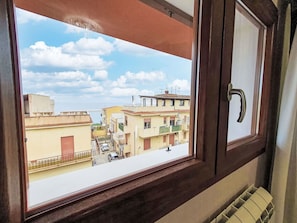Tabelle, Eigentum, Gebäude, Himmel, Fenster, Holz, Interior Design, Wolke, Beleuchtung, Gartenmöbel