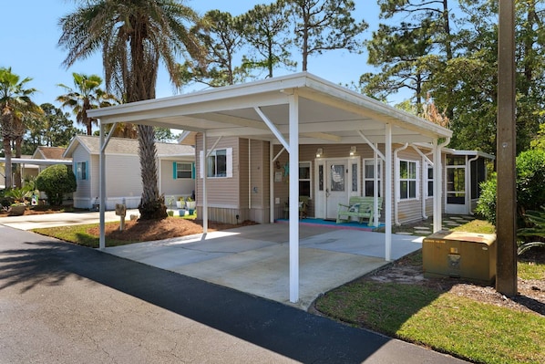 Surrounding the cottage are several trees, including palm trees and pine trees providing lots of shade on the hot summer days!