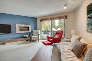Living Room | Smart TV w/ Cable | Gas Fireplace