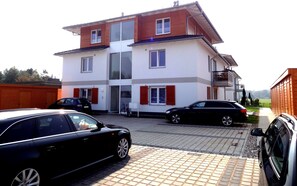 Wiesenweg 4, Parkplatz H4-W4
