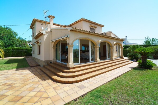 Außenseite Ferienhaus [Sommer]