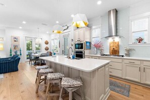 4 additional seats at the kitchen island