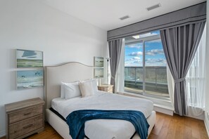 Second bedroom with a queen bed, closet and access to the balcony.