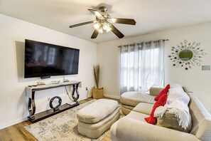 Living Room | Free WiFi | Smart TV | Fireplace | 1st Floor