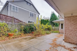 Patio | Yard | 5 Mi to Smithsonian National Zoological Park