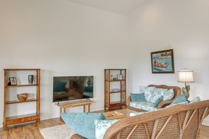 Living Room | Smart TV | Free WiFi | Central A/C