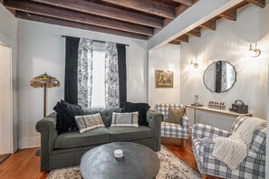 The perfect gathering space: a cozy living room with warm touches and a Marshall Kilburn II speaker to set the mood.