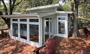 Beautiful lake view cottage nestled in the trees for your private getaway!
