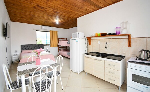 Bed,Kitchen or kitchenette,Living Room