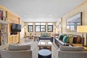 Home Decor, Furniture, Indoors, Living Room, Couch
