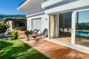 Nisperos de Paco %2D large patio door leading onto terraces and lawn