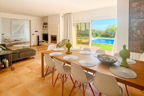 Nisperos de Paco %2D dining area