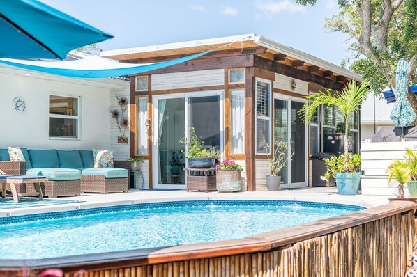 Relax in your private pool or fire up the pizza oven for a fun evening with family and friends!