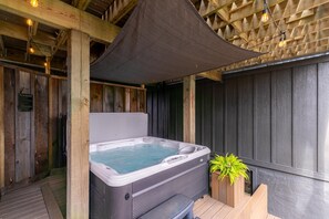 Indoor spa tub