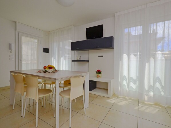 Tabelle, Eigentum, Gebäude, Himmel, Fenster, Holz, Interior Design, Wolke, Beleuchtung, Gartenmöbel