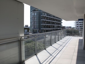 Tabelle, Eigentum, Gebäude, Himmel, Fenster, Holz, Interior Design, Wolke, Beleuchtung, Gartenmöbel
