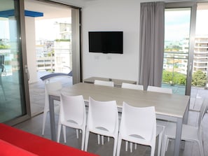 Tabelle, Eigentum, Gebäude, Himmel, Fenster, Holz, Interior Design, Wolke, Beleuchtung, Gartenmöbel