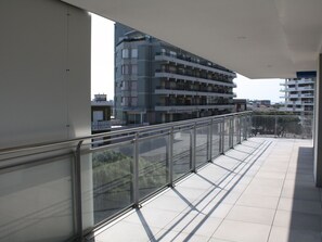 Tabelle, Eigentum, Gebäude, Himmel, Fenster, Holz, Interior Design, Wolke, Beleuchtung, Gartenmöbel