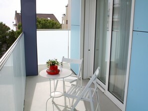 Tabelle, Eigentum, Gebäude, Himmel, Fenster, Holz, Interior Design, Wolke, Beleuchtung, Gartenmöbel