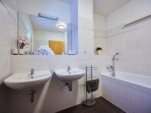 Salle De Bains, Luminaire Plomberie, Sol, Design Intérieur, Sol, Évier, Lavabo, Robinet, Plomberie, Plafond
