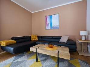 Meubles, Design Intérieur, Sol, Sol, Bois, Parquet, Pièce, Éclairage, Marron, Salon