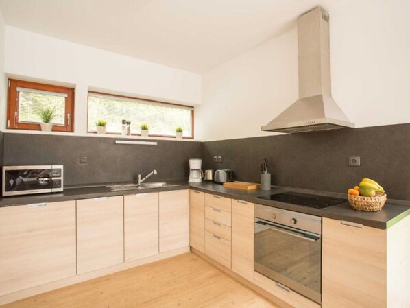 Comptoir, Cabinetry, Robinet, Propriété, Appareil De Cuisine, Bâtiment, Cuisine, Évier, Cuisinière, Bois