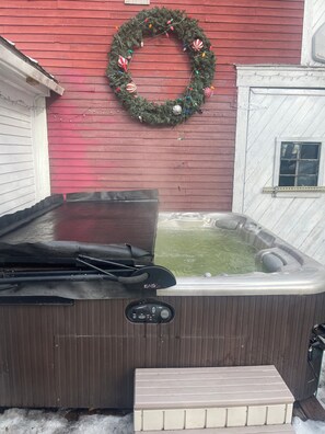 8 person hot tub. Always working and always hot and relaxing after a cold day