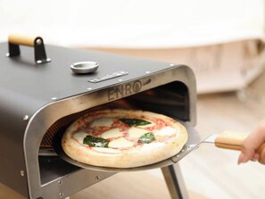 ・[Dinner example] Enjoy homemade pizza using a gas pizza oven.