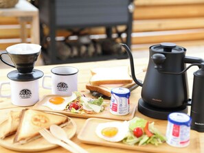 ・[Breakfast example] Sausages, eggs, cheese, etc. are available. There is also a coffee mill where you can enjoy grinding the beans.
