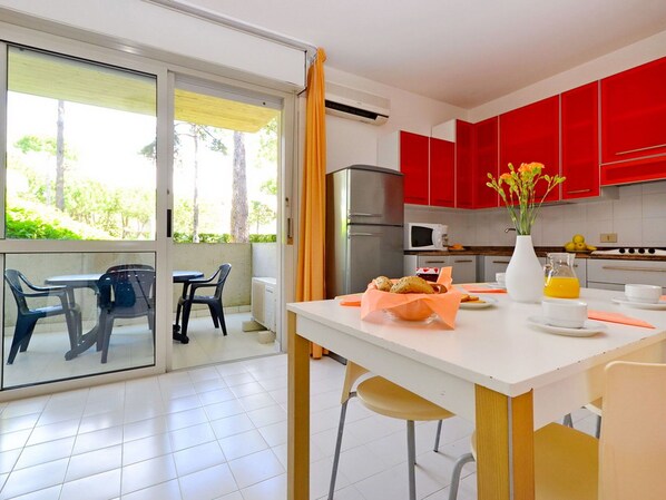 Table, Propriété, Bâtiment, Ciel, Fenêtre, Bois, Design Intérieur, Nuage, Éclairage, Mobilier De Jardin