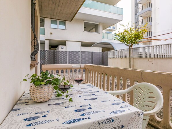 Table, Property, Building, Sky, Window, Wood, Interior Design, Cloud, Lighting, Outdoor Furniture