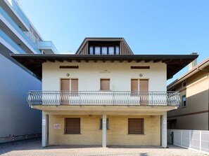 Himmel, Gebäude, Fenster, Holz, Wohngebiet, Urban Design, Fassade, Grundeigentum, Dach