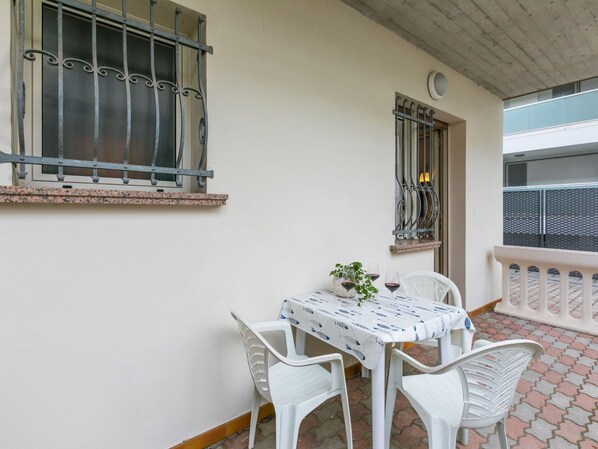 Table, Property, Building, Sky, Window, Wood, Interior Design, Cloud, Lighting, Outdoor Furniture