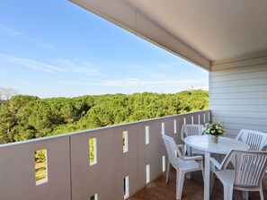 Table, Propriété, Bâtiment, Ciel, Fenêtre, Bois, Design Intérieur, Nuage, Éclairage, Mobilier De Jardin