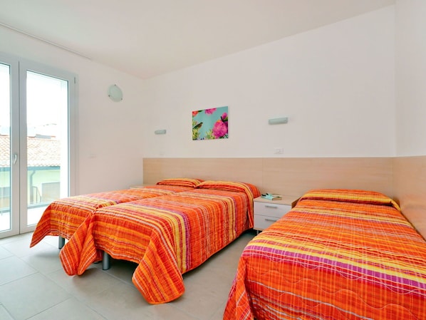 Tabelle, Eigentum, Gebäude, Himmel, Fenster, Holz, Interior Design, Wolke, Beleuchtung, Gartenmöbel