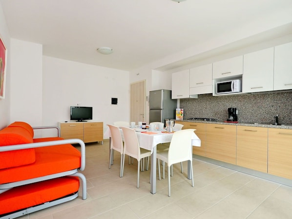 Table, Propriété, Bâtiment, Ciel, Fenêtre, Bois, Design Intérieur, Nuage, Éclairage, Mobilier De Jardin