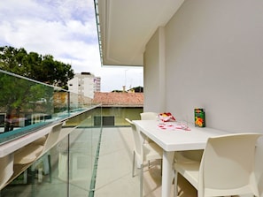 Table, Propriété, Bâtiment, Ciel, Fenêtre, Bois, Design Intérieur, Nuage, Éclairage, Mobilier De Jardin