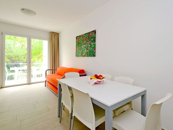 Tabelle, Eigentum, Gebäude, Himmel, Fenster, Holz, Interior Design, Wolke, Beleuchtung, Gartenmöbel
