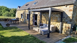 Une pergola vient d'être ajoutée sur la terrasse