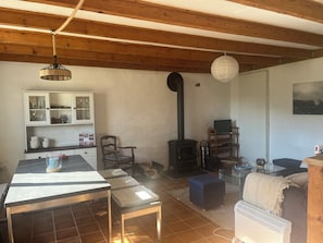 Une grande salle de séjour avec poêle à bois (bûches non fournies)