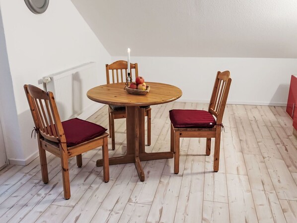 Tabelle, Möbel, Eigentum, Stuhl, Holz, Fussboden, Interior Design, Flooring, Holzbeize, Rechteck