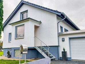 Pflanze, Gebäude, Himmel, Fenster, Wolke, Haus, Wohngebiet, Grundeigentum, Tür