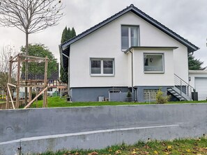 Gebäude, Eigentum, Pflanze, Fenster, Himmel, Haus, Baum, Die Architektur, Grundstueck, Nachbarschaft