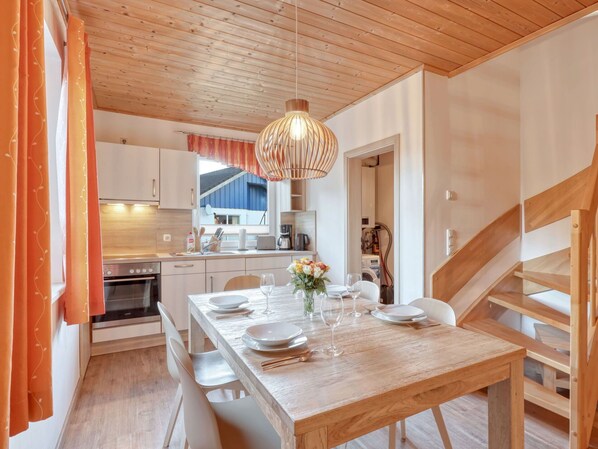 Tabelle, Möbel, Eigentum, Stuhl, Holz, Interior Design, Fussboden, Küche & Esszimmer Tisch, Couch, Flooring