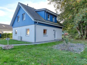 Gebäude, Pflanze, Wolke, Himmel, Fenster, Baum, Haus, Grundstueck, Gras, Hütte
