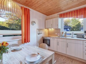 Cabinetry, Eigentum, Möbel, Countertop, Spüle, Tabelle, Holz, Sinken, Küche, Interior Design