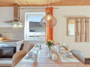 Table, Meubles, Propriété, Vaisselle, Bois, Appareil De Cuisine, Orange, Design Intérieur, Salon, Éclairage